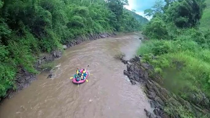 空中激流漂流船跟随泰国被击落的河流。