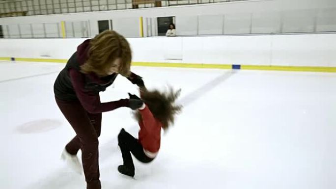 专业女教练在溜冰场训练女孩