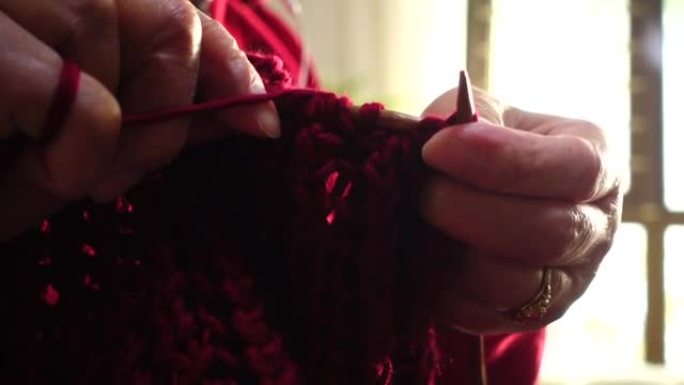 女人手工编织