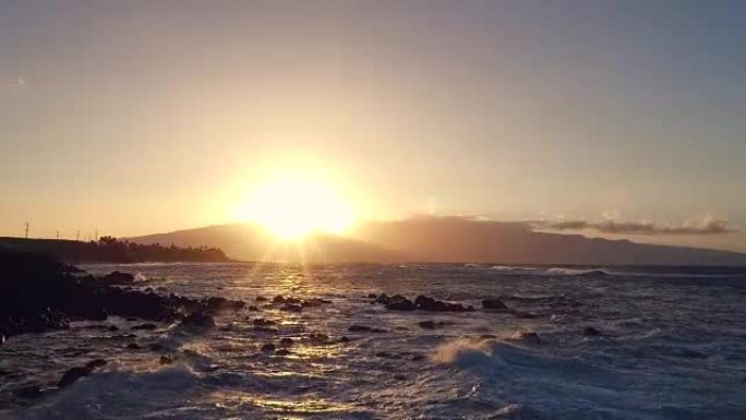 日落时飞越海浪。惊人的日落空中海景