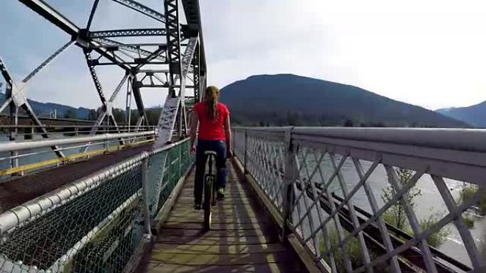 女人在桥上骑独轮车4k