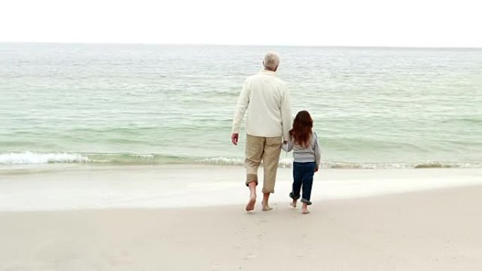 祖父和孙女一起散步