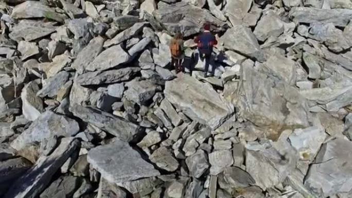 夫妇攀登岩石丘的天线