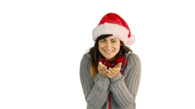 戴着圣诞老人帽子的女人吹手