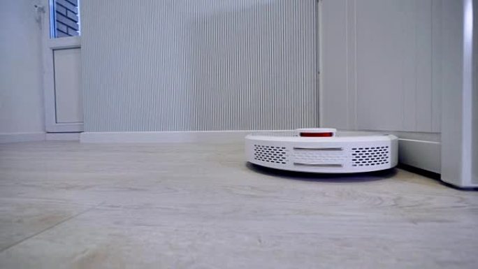 圆形机器人吸尘器的跟踪照片。