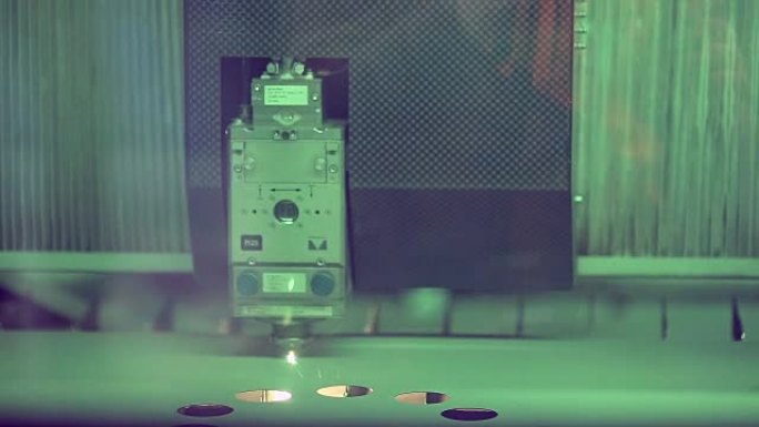 激光机器人金属切割机与metall一起操作。特写