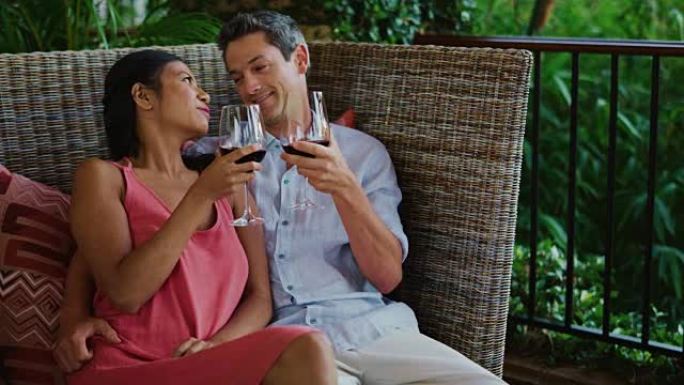 夫妇在豪华度假胜地享用一杯葡萄酒