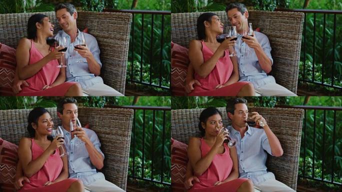 夫妇在豪华度假胜地享用一杯葡萄酒