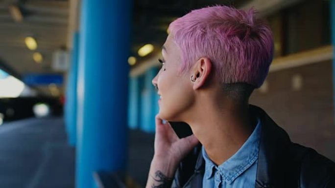 粉红色头发的女人在手机上说话4k