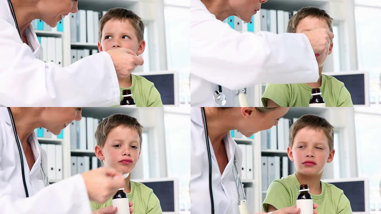医生给小男孩一勺药