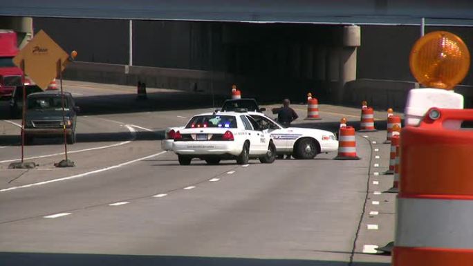 警察因车祸堵塞了高速公路。