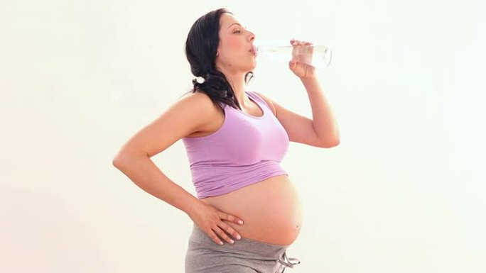 孕妇喝一杯水