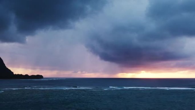 鸟瞰图飞越大洋礁，并在考艾岛北岸掀起戏剧性的日落风暴