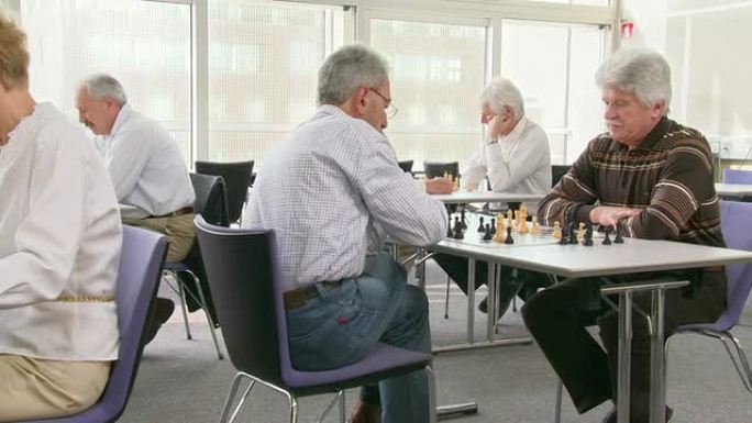 高清多莉: 老年人在社区中心下棋