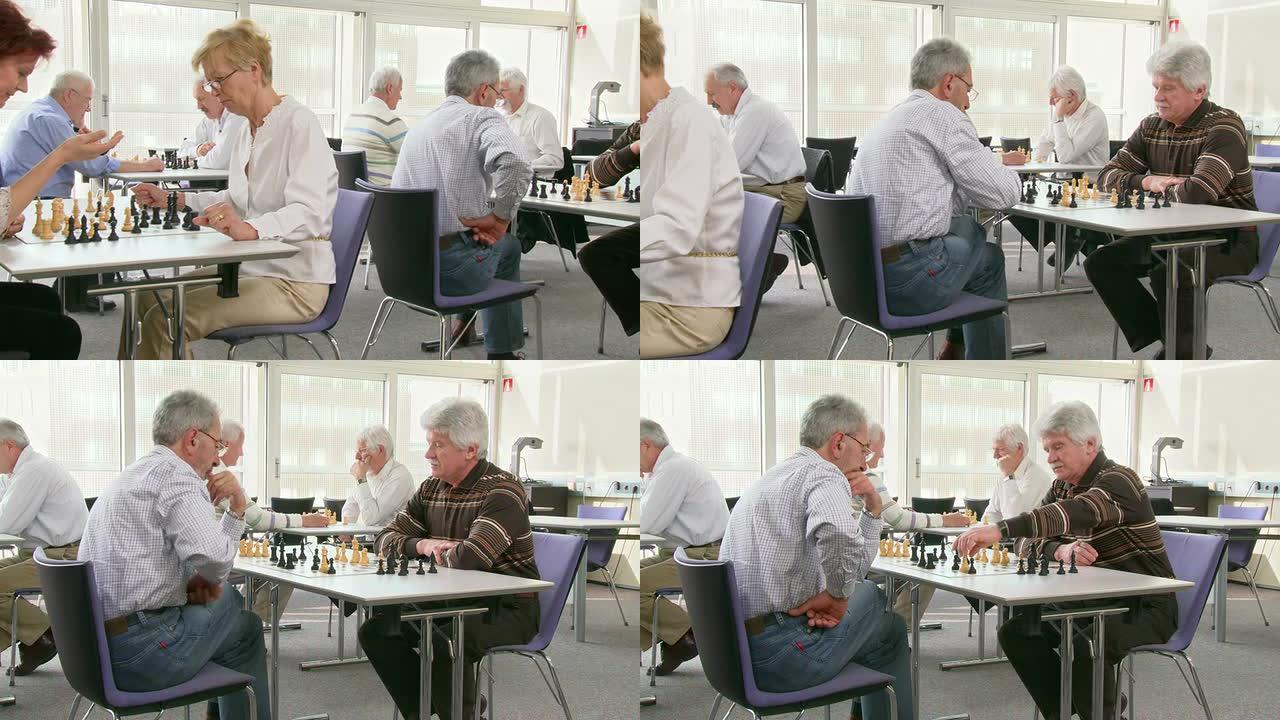 高清多莉: 老年人在社区中心下棋