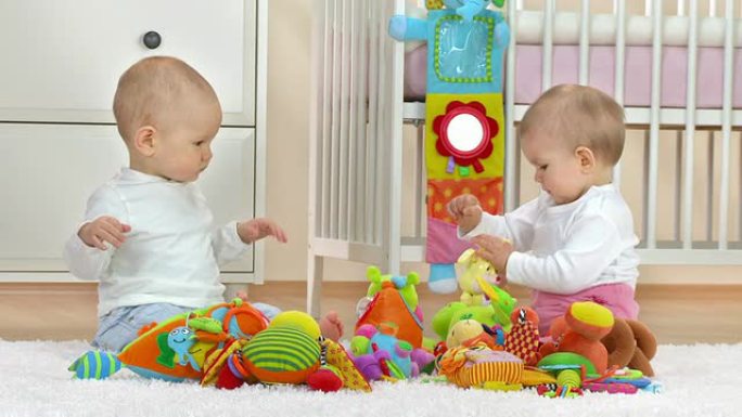 高清: 两个可爱的婴儿在玩玩具