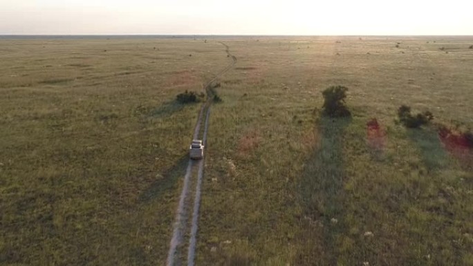 空中跟踪拍摄的狩猎车辆通过博茨瓦纳的草原