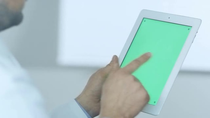 医生使用绿屏数字平板电脑