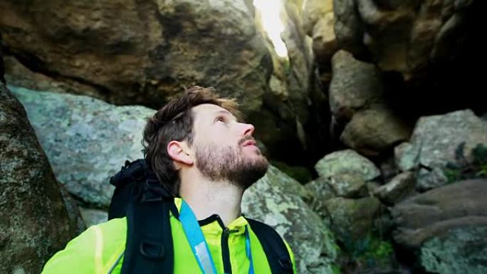 探索洞穴的男性徒步旅行者4k