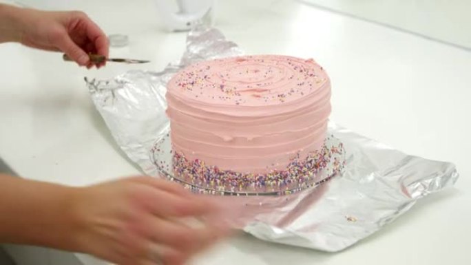 面包店的女人用糖霜装饰蛋糕