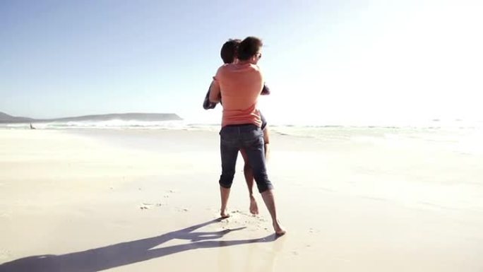 夫妇在海滩上玩得开心