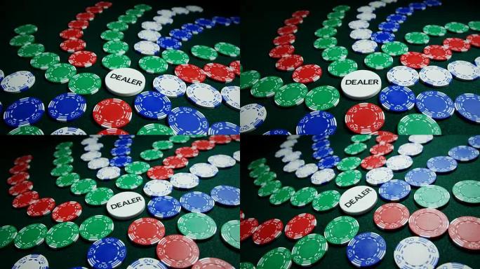 扑克桌4k上排列的赌场筹码