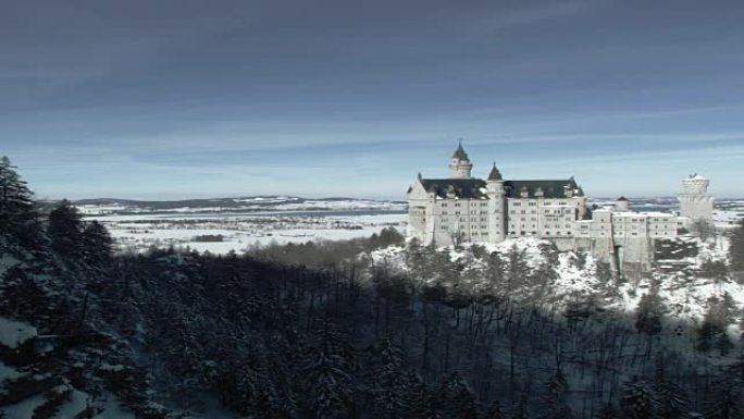 城堡位于山上。冬季景观