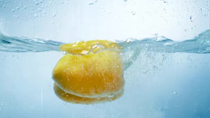 一个大的黄色甜椒落下，扰乱了水。