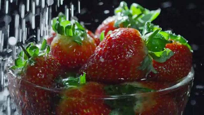洗红色草莓