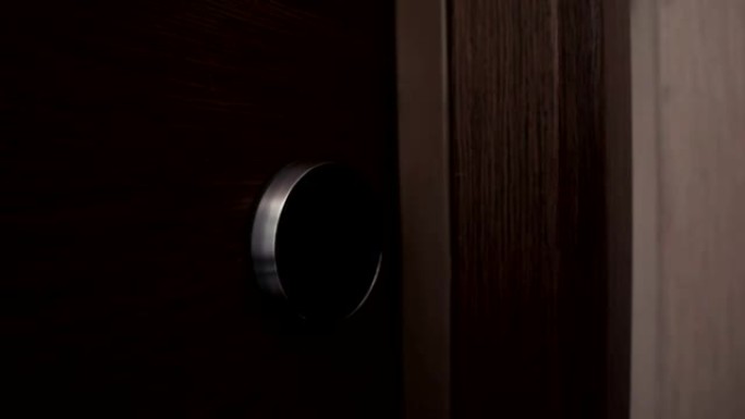 女性使用电子钥匙卡解锁酒店门