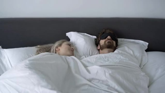 夫妇睡觉和女朋友醒来打扰男朋友