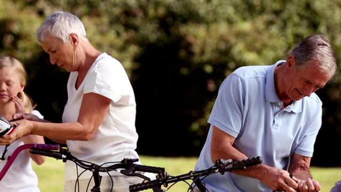 孙子和祖父母骑自行车