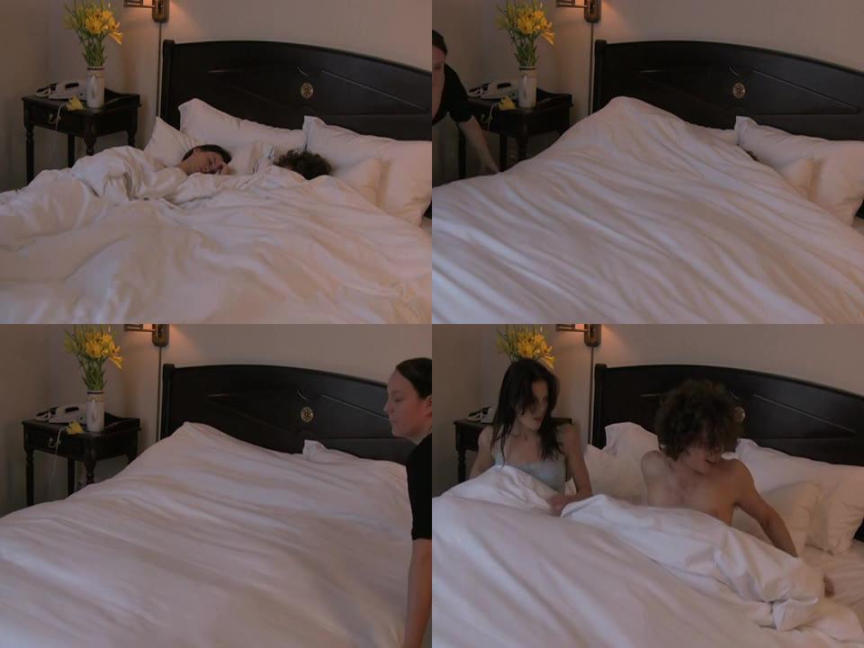 酒店幽默，女仆在熟睡的情侣身上铺床