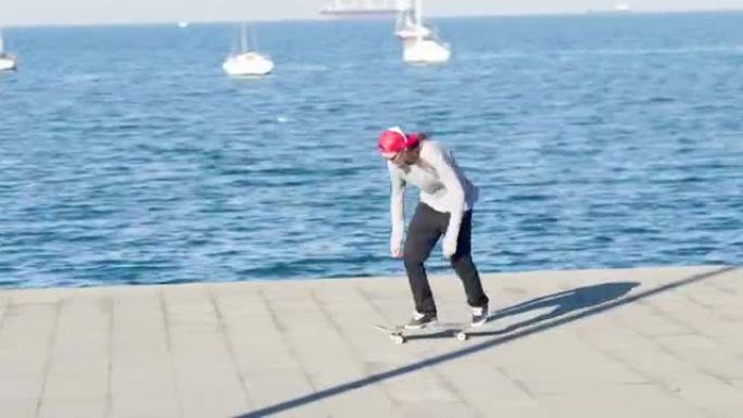 特写: 年轻的滑冰运动员在海边玩滑板跳跳技巧