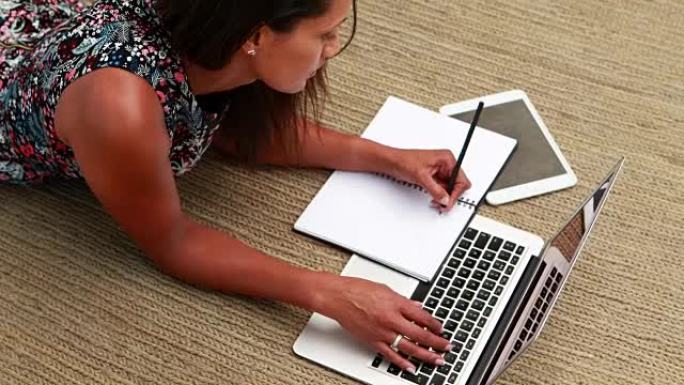 女性高管在写日记时使用笔记本电脑4k