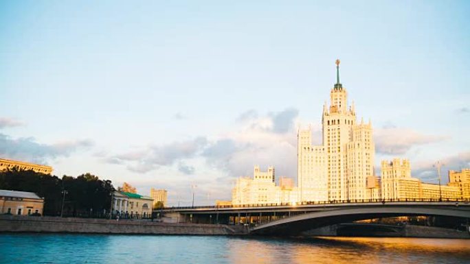 莫斯科历史建筑与河边的时光倒流