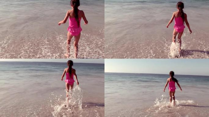 可爱的女孩奔向波浪