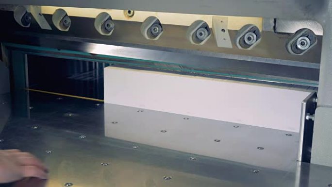 用于切割剪纸的4k工业切割机。印刷厂的断头台机。
