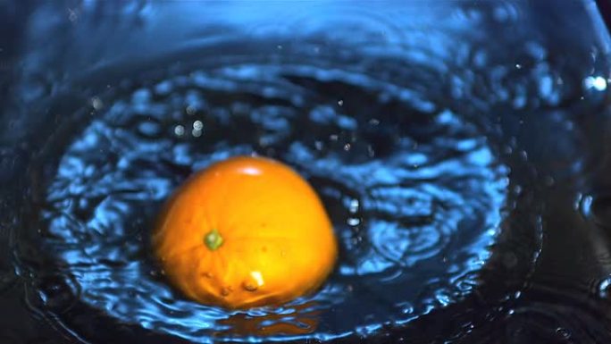 橙色掉入水中
