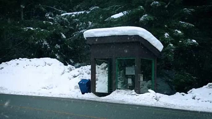 雪落在农村地区的公交候车亭上