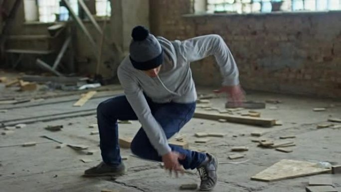 十几岁的男孩在废弃的建筑物中跳舞