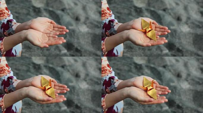 日本女子抓金色折纸