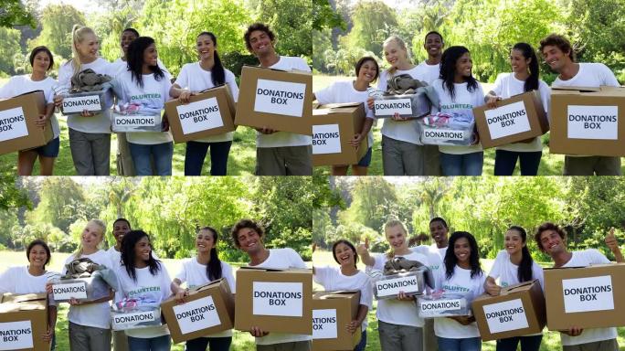 一群青年志愿者手持捐款箱