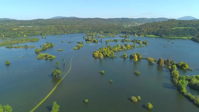 空中: 河流泛滥，斯洛文尼亚喀斯特的乡村田野和道路泛滥。