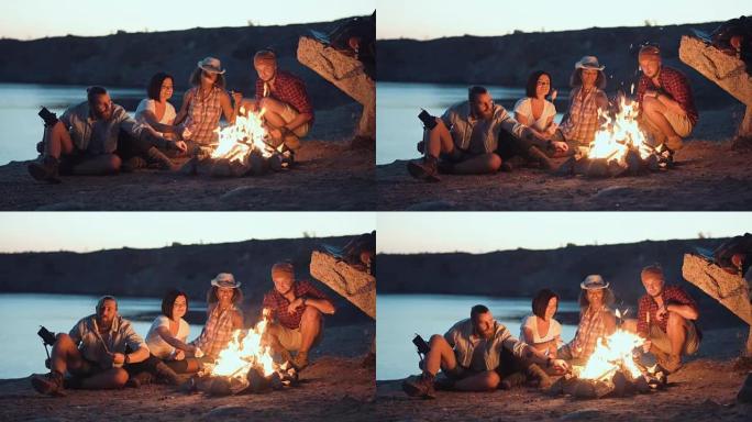 快乐的朋友在篝火旁放松
