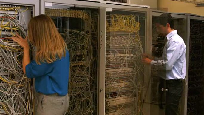技术人员正在查看开放式服务器储物柜