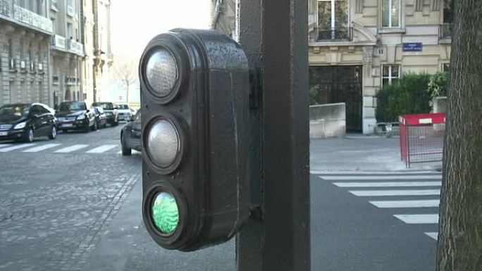 (HD1080i)巴黎:司机级交通灯由红转绿