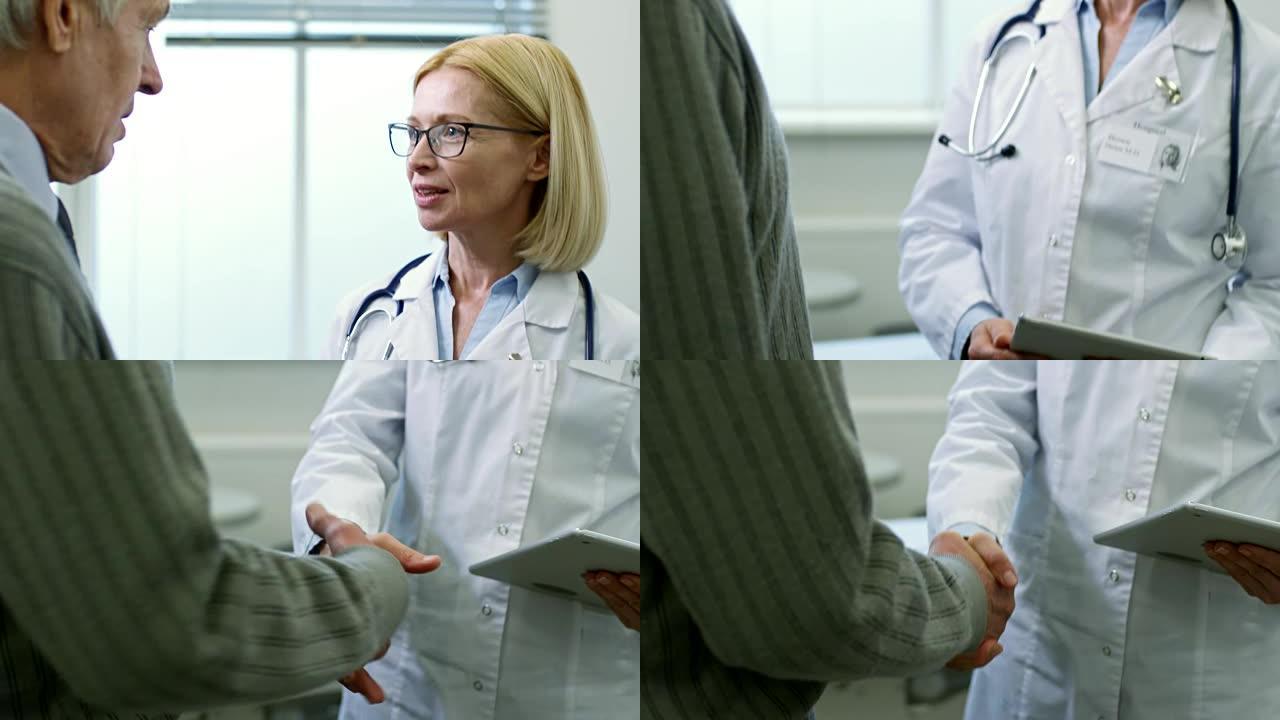 女医生与高龄患者握手