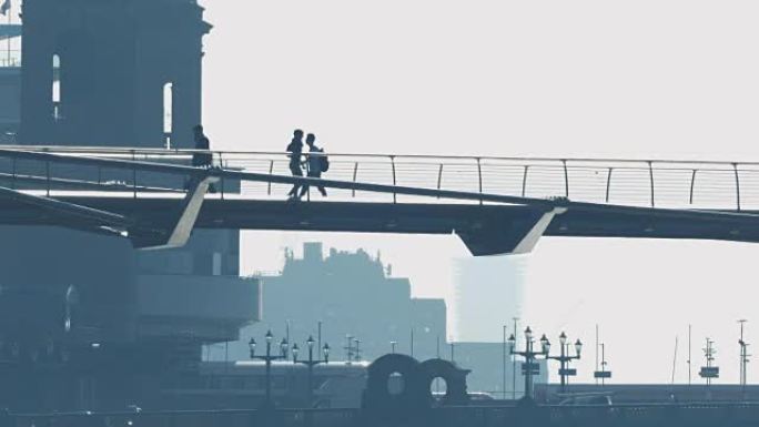 行人天桥上的人，背景是火车和汽车