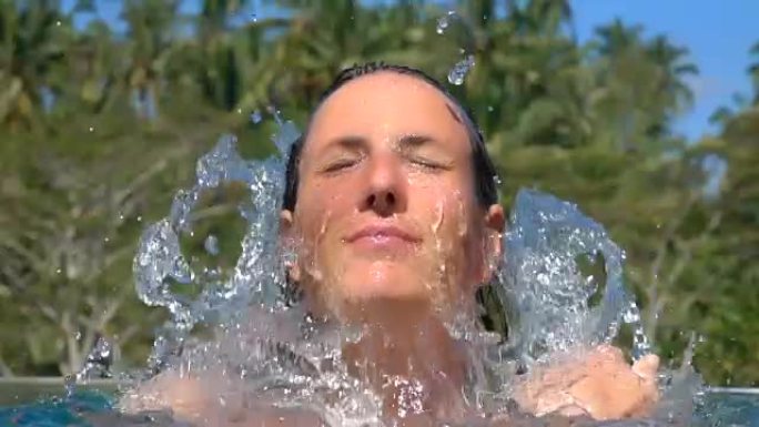 特写: 白人女孩在游泳池里泼水的肖像